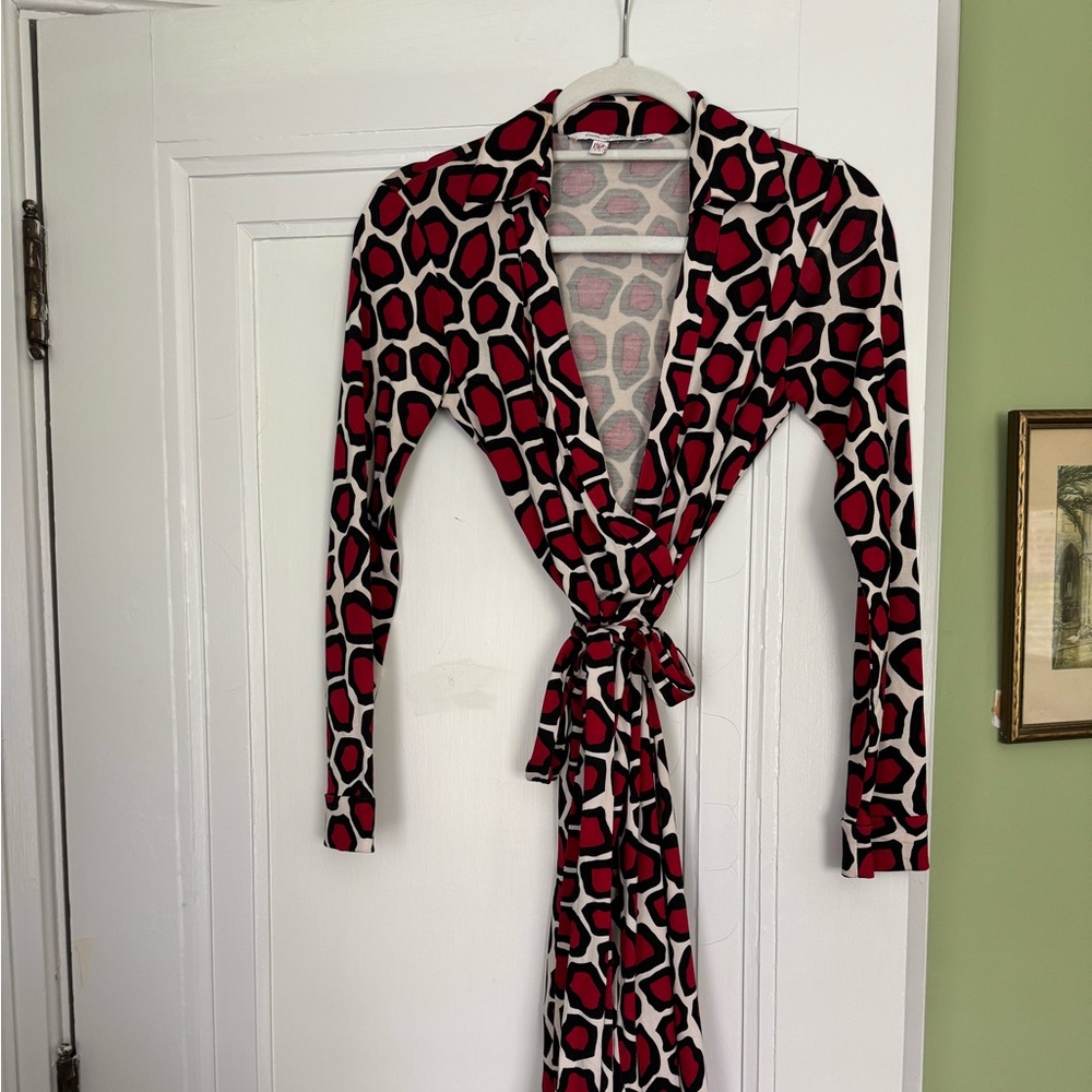 Red and Black Leopard Giraffe Print Wrap Dress DVF Diane von Furstenberg size 6